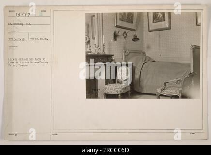 Les soldats inspectent la chambre du prince Gérome à son domicile à Paris, en France. Cette photographie a été prise par le photographe Ly. Drucker le 12 décembre 1913. La chambre dispose d'un mobilier et d'une décoration ornés. Cette image fait partie d'une série documentant les activités militaires américaines pendant la première Guerre mondiale. Banque D'Images