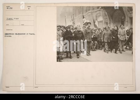 Les foules se rassemblent à Paris, en France, pour célébrer l'armistice pendant la première Guerre mondiale. Les gens remplissent les rues de joie et de soulagement, agitant des drapeaux et acclamant. Cette célébration euphorique marque la fin de la guerre et symbolise l'espoir d'un avenir pacifique. Banque D'Images