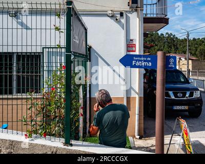 Un local est vu parler sur son téléphone portable près d'un panneau qui pointe vers Fatima. La route côtière du Camino portugais est une belle promenade alternative à la route centrale. La distance totale de la route est de 280 km. Il commence à Porto et suit la côte jusqu'à Redondela en Espagne où il fusionne avec la route centrale. Environ 30% des pèlerins qui terminent le Camino portugais marchent sur la voie côtière. Le Camino portugais devient de plus en plus populaire, et de nombreux pèlerins choisissent cet itinéraire comme alternative au Camino Frances. (Photo Ana Fernandez/SOPA Images/Sipa USA) Banque D'Images
