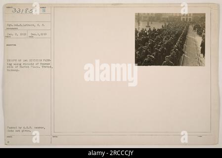 Sergent 101.H. Lothers de la 1e division, troupes H, marchant le long des rues de Treves, Allemagne. Cette photographie a été prise le 1 décembre 1918 et reçue le 2 janvier 1919. Il représente une scène des activités militaires américaines pendant la première Guerre mondiale La photographie porte le numéro PA38 et est approuvée par le censeur de l'A.E.F. Banque D'Images