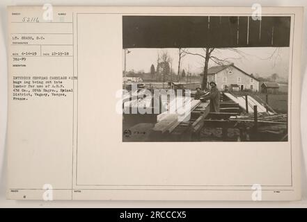 Intérieur d'un wagon à Vagney, en France, montrant une grosse bûche découpée en bois pour être utilisée par les Forces expéditionnaires américaines (AEF). Le rondin est en cours de travail par la 43e compagnie des 20e ingénieurs dans le district d'Epinal. Photographie prise le 19 décembre 1918 par le lieutenant Sears. Banque D'Images