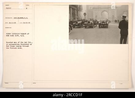 Soldats blessés de la première division se frayant un chemin à travers l'arche de la victoire à New York lors d'un défilé. Les soldats sont vus assis dans des automobiles fournies par la Croix-Rouge. Cette photographie a été prise le 10 septembre 1919 et portait le numéro 63607 par le photographe Sgt Warner. Banque D'Images