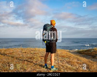 11 juin 2023, Pardinheiros, Vila Praia de Ã‚ncora, Portugal : un randonneur regarde la mer par une journée très ensoleillée. La route côtière du Camino portugais est une belle promenade alternative à la route centrale. La distance totale de la route est de 280 km. Il commence à Porto et suit la côte jusqu'à Redondela en Espagne où il fusionne avec la route centrale. Environ 30% des pèlerins qui terminent le Camino portugais marchent sur la voie côtière. Le Camino portugais devient de plus en plus populaire, et de nombreux pèlerins choisissent cet itinéraire comme alternative au Camino Frances. La route côtière du Banque D'Images