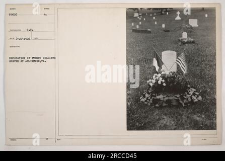 Décorations placées sur les tombes des soldats français au cimetière d'Arlington, en Virginie. La photographie, prise par S.C. en 1920, capture l'hommage symbolique en l'honneur des soldats tombés au combat. Ces décorations servent de reconnaissance respectueuse du sacrifice des soldats français pendant la première Guerre mondiale. Banque D'Images