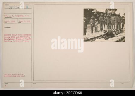Soldat J.P. Ferguson du service de réparation des transports motorisés de Verneuil, en France, utilise un chalumeau à acétylène pour couper les rails. Cette photographie, numérotée 33224, a été prise le 2 janvier 1919. Il est marqué comme n'étant pas destiné à la publication et destiné à un usage officiel uniquement. Les notes indiquent qu'il y avait 3000 photographies de ce type. Banque D'Images