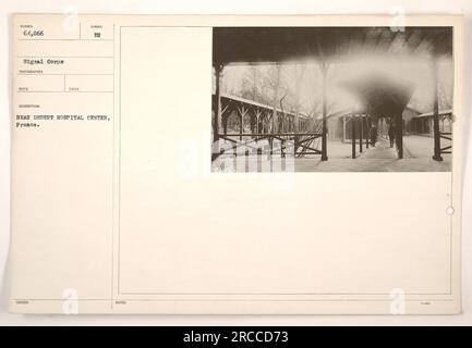Centre hospitalier beau Desert, situé en France, photographié par le signal corps. L'image représente le centre pendant la première Guerre mondiale, avec un symbole suggérant sa connexion officielle et la description fournie comme 'beau Desert Hospital Center, France'. Il a été enregistré, traité et délivré avec la désignation 'SUMBER 64,066.' Des notes supplémentaires sur la photo mentionnent des marques comme @440km et 3-0000. Banque D'Images