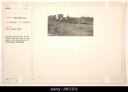 Lors d'un voyage en convoi motorisé le 1 août 1919, un tracteur a aidé à tirer un des camions hors d'un trou dans la route à quelques kilomètres à l'ouest de Gothenburg, Nebraska. Cette photographie a été prise par S.C. Lacey et est documenté sous le symbole numéro C SOTE 64155 dans la collection Transportation - StillPixFindingAid NUNCA. Banque D'Images