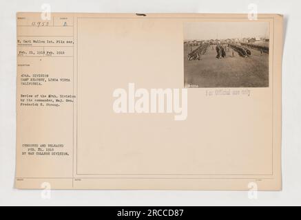 Cette photographie montre une cérémonie de revue de la 40e division par son commandant, le major-général Frederick S. Strong, au camp Kearney à Linda Vista, en Californie, en février 1918. L'image fait partie de la série de films E. Carl Wallen International film Series et a été publiée par la Division War College le 21 février 1918. Banque D'Images