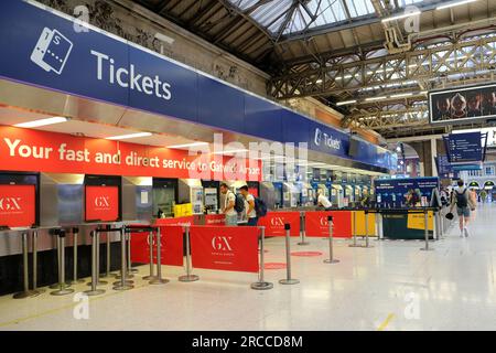 Londres, Royaume-Uni. Guichets à l'intérieur de la gare Victoria pour tous les services Overground et Gatwick Express. Banque D'Images