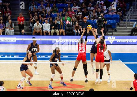 Arlington, Texas, États-Unis. 12 juillet 2023. Les équipes de la Ligue des nations de volleyball, Team USA et Team Japan, s'affrontent lors des quarts de finale de la VNL au College Park Center Stadium à Arlington, Texas. (Image de crédit : © Dan Wozniak/ZUMA Press Wire) USAGE ÉDITORIAL SEULEMENT! Non destiné à UN USAGE commercial ! Banque D'Images