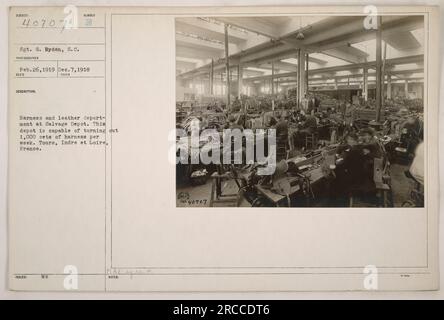 Soldats travaillant dans le département harnais et cuir au dépôt de récupération à Tours, Indre et Loire, France. Le dépôt avait la capacité de produire 1 000 ensembles de harnais par semaine. Photographie prise le 26 février 1919 par le sergent G. Ryden, S.C. Banque D'Images