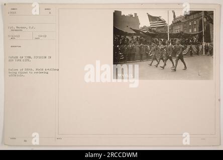 Le 305th Field Artillery de la 77th Division passe devant le stand d'examen lors d'un défilé à New York. La photographie capture le moment où les couleurs du 305th Field Artillery ont été trempées en ce qui concerne les officiels examinateurs. Prise le 12 mai 1919, la photo a été prise par le caporal Warner, S.C. (ID du sujet : 49915). Cette information provient de la description officielle fournie avec la photographie (A 56-19). Banque D'Images