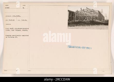 Image représentant le corps de transport de la 21e Grande Division au Camp Pullman, France. La photographie montre le cadrage de la caserne #2, avec une structure achevée. L'image a été prise le 8 juillet 1918, avec le photog Banque D'Images