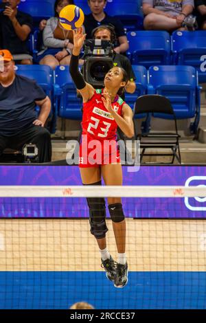 Arlington, Texas, États-Unis. 12 juillet 2023. Les équipes de la Ligue des nations de volleyball, Team USA et Team Japan, s'affrontent lors des quarts de finale de la VNL au College Park Center Stadium à Arlington, Texas. (Image de crédit : © Dan Wozniak/ZUMA Press Wire) USAGE ÉDITORIAL SEULEMENT! Non destiné à UN USAGE commercial ! Banque D'Images