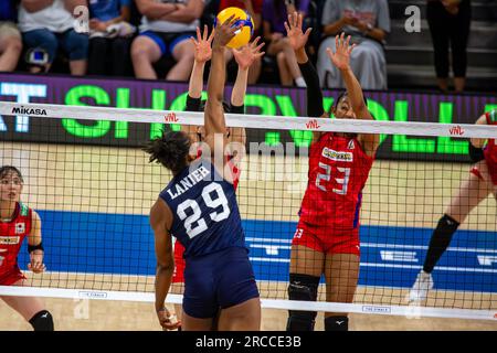 Arlington, Texas, États-Unis. 12 juillet 2023. Les équipes de la Ligue des nations de volleyball, Team USA et Team Japan, s'affrontent lors des quarts de finale de la VNL au College Park Center Stadium à Arlington, Texas. (Image de crédit : © Dan Wozniak/ZUMA Press Wire) USAGE ÉDITORIAL SEULEMENT! Non destiné à UN USAGE commercial ! Banque D'Images