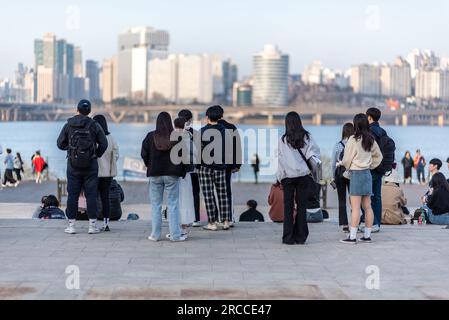 Les gens pique-niquent dans le parc Yeouido sur la rivière Han à Séoul, Corée du Sud, le 30 mars 2023 Banque D'Images