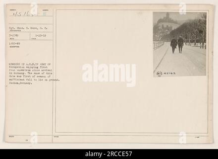 Les membres des Forces expéditionnaires américaines (A.E.F.) de l'armée d'occupation savourent leur première chute de neige importante depuis leur arrivée en Allemagne. Cette neige, qui couvrait le sol, marquait la première de la saison. La photographie, prise par le sergent ches. E. Mace du signal corps, a le numéro d'identification 3-2749 et fait partie de la série 1450-F9. Il a été émis le 23 janvier 1919. Banque D'Images