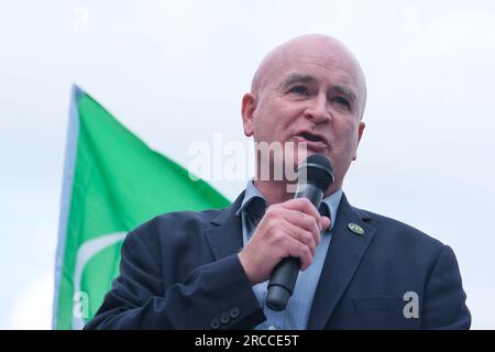 Londres, Royaume-Uni. 13 juillet 2023. Le secrétaire général de l'Union RMT, Mick Lynch, s'adresse aux participants au rallye. Après avoir annoncé que le Rail Delivery Group prévoyait jusqu'à 1 000 guichets au cours des trois prochaines années, le Rail, Maritime and transport Union (RMT) a intensifié sa campagne de résistance avec une Journée nationale d'action. Des syndicalistes, des groupes d'action pour personnes handicapées et des députés se sont joints au rassemblement devant la gare de King's Cross pour des raisons d'accès et de sécurité. Crédit : Photographie de onzième heure / Alamy Live News Banque D'Images