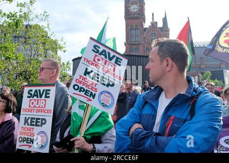 Londres, Royaume-Uni. 13 juillet 2023. Les participants au rassemblement portent des pancartes disant : « Sauvez nos billetteries » et gardez les billetteries ouvertes ». Après avoir annoncé que le Rail Delivery Group prévoyait jusqu'à 1 000 guichets au cours des trois prochaines années, le Rail, Maritime and transport Union (RMT) a intensifié sa campagne de résistance avec une Journée nationale d'action. Des syndicalistes, des groupes d'action pour personnes handicapées et des députés se sont joints au rassemblement devant la gare de King's Cross pour des raisons d'accès et de sécurité. Crédit : Photographie de onzième heure / Alamy Live News Banque D'Images