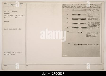 Image : l'image montre un soldat, identifié comme le sergent V.J. Palumbo, tenant une tige métallique. La photographie a été prise le 6 décembre 1918 et reçue le 29 novembre 1918. La description indique que la tige est liée au développement de la radio numérique. L'image a été approuvée par le censeur du M.I.D. le 11 décembre 1918. Banque D'Images