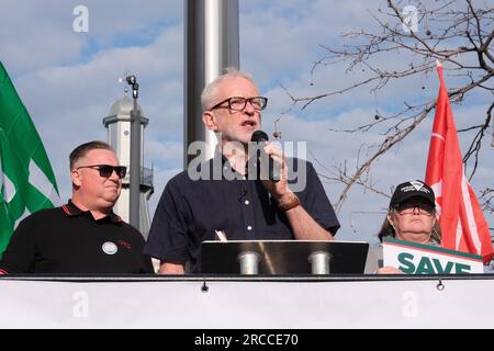 Londres, Royaume-Uni. 13 juillet 2023. Président du syndicat RMT (G) et député indépendant d'Islington North, Jeremy Corbyn (Middle). Après avoir annoncé que le Rail Delivery Group prévoyait jusqu'à 1 000 guichets au cours des trois prochaines années, le Rail, Maritime and transport Union a intensifié sa campagne de résistance avec une Journée nationale d'action. Des syndicalistes, des groupes d'action pour personnes handicapées et des députés se sont joints au rassemblement devant la gare de King's Cross pour des raisons d'accès et de sécurité. Crédit : Photographie de onzième heure / Alamy Live News Banque D'Images