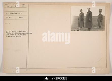 Major général Peter E. Traub et brigadier. Le général Eli K. Cole, U.S.M.C. examine la 41e division à St. Romaine, Loir et cher, France. La photographie a été prise par le sergent L.E. Leeds le 27 mars 1919. La description a été émise le 8 août et la photo a été prise le 6 janvier. Les notes indiquent le numéro de référence 45448. Banque D'Images