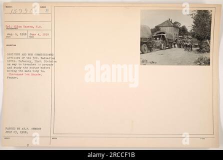 Caporal Allan Hanson, S.C. photographie d’officiers et de sous-officiers du 3e Bataillon, 128e d’infanterie, 32e Division qui étudient et préparent les tranchées à Chavannes-les-Grande, en France. La photo a été prise le 4 juin 1918 et a été approuvée par l'AE.P. Censurer le 23 juillet 1918. Légende : officiers et soldats préparant des tranchées en France pendant la première Guerre mondiale Banque D'Images