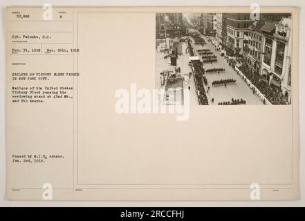 Les marins de la flotte de victoire des États-Unis participant à un défilé à New York le 26 décembre 1918. La photographie montre les marins passant devant le stand de révision à la 42e rue et à la 5e Avenue. L'image a été prise par le sergent Palumbo et elle a été émise après avoir été approuvée par le censeur du M.I.D. le 2 janvier 1919. » Banque D'Images