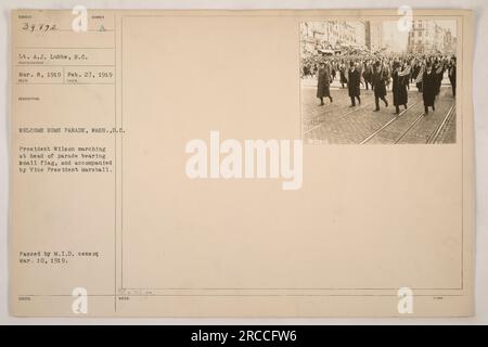 Le président Wilson dirige un défilé de bienvenue à Washington, DC accompagné du vice-président Marshall. Le président Wilson est représenté portant un petit drapeau. Cette photo a été prise le 27 février 1919 et reçue le 8 mars 1919. Il a été adopté par les censeurs du M.I.D le 10 mars 1919. Banque D'Images