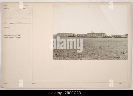 Légende : « soldats participant à une revue régimentaire à Love Field, Texas en 1919. La photographie, numérotée 25613, a été prise par le photographe Reed. Cette image montre les activités militaires et les exercices d'entraînement effectués pendant la première Guerre mondiale. » Banque D'Images