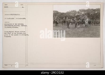 Le lieutenant-général Nelson A. Miles et son état-major peuvent être vus sur l'Ellipse à Arlington, en Virginie, juste avant la parade de la cérémonie d'inauguration de l'amphithéâtre national du cimetière national. Cette photographie a été prise le 15 mai 1920 et reçue le 26 mai 1920. Le photographe est SCT, Polk.S.C. (symbole REC'D 5-26-1920, prise le 5-15-1920). Banque D'Images