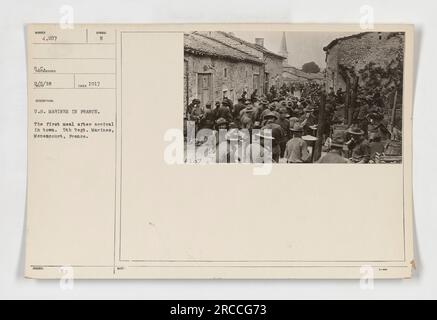 ÉTATS-UNIS Les Marines profitent de leur premier repas à Menancourt, en France après leur arrivée. Cette photographie, prise en 1917 pendant la première Guerre mondiale, montre des membres du 5e Régiment de Marines pendant leur séjour en France. Les soldats sont vus assis ensemble, appréciant probablement un moment de repos et de nourriture. Banque D'Images