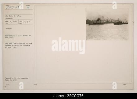 Victory Fleet arrive à New York, avec le Mayflower passant entre les navires de la flotte le 7 janvier 1919. La photographie a été prise par le lieutenant Geo. H. Lyon et passé par le censeur du M.I.D. le 9 janvier 1919. Banque D'Images