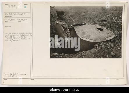 CPL. DROIT Ingleston, S.C., a pris cette photographie le 27 octobre 1918. Il montre le lieutenant-colonel Joseph W. Stilwell dans un poteau à la lisière d'une forêt. Le poteau est équipé d'un couvercle en acier. L'emplacement est la Hale 1'Eveque, Forêt, Meurthe et Moselle, France. La photographie a été transmise par le censeur de l'A.E.F. mais la date exacte de délivrance n'est pas fournie. Banque D'Images