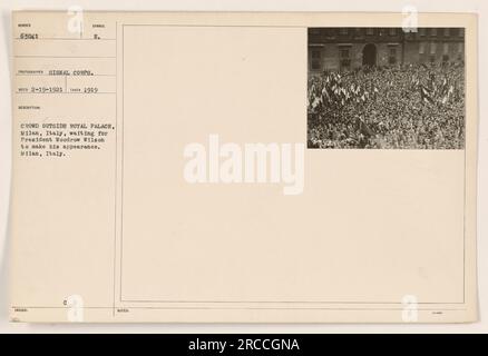 Une foule nombreuse se rassemble devant le Palais Royal de Milan, en Italie, attendant avec impatience l'arrivée du président Woodrow Wilson. Cette photographie a été prise en 1919 et a été prise par le photographe du signal corps. L'image est numérotée 63041 et a été émise comme un symbole de l'événement. Banque D'Images