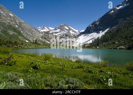 Lac Kennedy entouré par les montagnes alpines enneigées. Banque D'Images