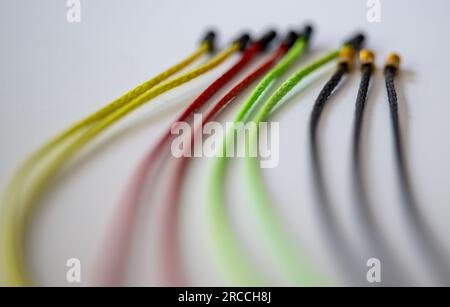 13 juillet 2023, Saxe, Chemnitz : les rayons colorés sont en production à la manufacture Pi Rope à Chemnitz avant le processus de laçage. Au lieu de l'acier, la manufacture de rayons et de roues produit des rayons en Vectran, un polyester à haute résistance. Cela rend les roues des vélos particulièrement légères. L'industrie de la bicyclette en Saxe a bénéficié de l'essor du secteur ces dernières années et ouvre la voie à l'avenir. Par exemple, de nouvelles start-ups ont vu le jour aux côtés de la société traditionnelle Diamant. Avec environ 10 000 employés dans plus de 300 entreprises, l'industrie en Saxe ge Banque D'Images