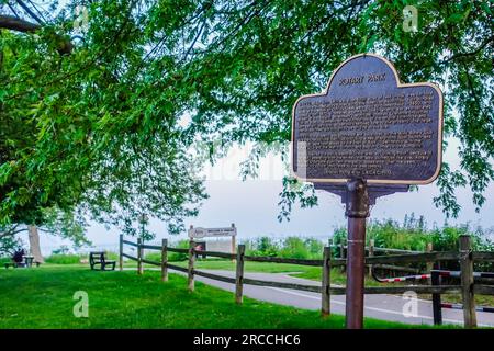 Rotary Park est un parc au bord du lac à l'embouchure d'un ruisseau avec des arbres indigènes géants, une plage, un terrain de jeu et un pavillon à Ajax, ontario, canada Banque D'Images