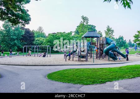 Rotary Park est un parc au bord du lac à l'embouchure d'un ruisseau avec des arbres indigènes géants, une plage, un terrain de jeu et un pavillon à Ajax, ontario, canada Banque D'Images