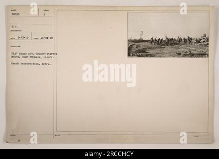 Des soldats de la 21e Grande Division Transportation corps sont vus en France construisant une voie ferrée à Aytre pendant la première Guerre mondiale Cette photographie, prise le 20 novembre 1918, documente les efforts du corps de transport pour construire des infrastructures essentielles aux activités militaires pendant la guerre. Le symbole sur l'image indique qu'il a été émis par S.C. Photographe le 15 juillet 1919. Banque D'Images