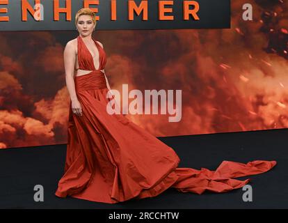 Londres, Royaume-Uni. 13 juillet 2023. Florence Pugh à la première Oppenheimer UK, Londres, Royaume-Uni, le 13 juillet 2023. Le casting du nouveau film Oppenheimer est sorti de la première britannique à Londres « pour aller écrire leurs signes de piquetage » avant l’annonce que les acteurs hollywoodiens allaient en grève. Jeudi soir, les acteurs principaux de la très attendue biographique de guerre de Christopher Nolan ont quitté la première du film à l'Odeon Luxe de Leicester Square en solidarité avec le syndicat d'acteurs américains Sag-AFTRA. Photo Stuart Hardy/ABACAPRESS.COM crédit : Abaca Press/Alamy Live News Banque D'Images