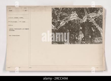 Photographie aérienne prise pendant la première Guerre mondiale montrant des systèmes de tranchées non identifiés. La photographie, numérotée 111-SC-7492, a été prise par le photographe de signal corps WUNDER. La photographie a été reçue le 10 mars 1921 et correspond à la notation de 1918 symboles. L'emplacement et les détails spécifiques des systèmes de tranchées ne sont pas identifiés dans l'image. Banque D'Images