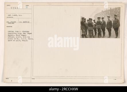 Le général John J. Pershing présente Brig. Général Edgar Russell, officier de signalisation en chef, A.E.F., avec la Médaille du service distingué (D.S.M.) au quartier général, Service d'approvisionnement (S.O.S.), Tours, Indre et Loire, France. Cette photographie a été prise par SGT. LEGGE, S.C., le 18 janvier 1919, et est numéroté 49643 dans la série. Banque D'Images