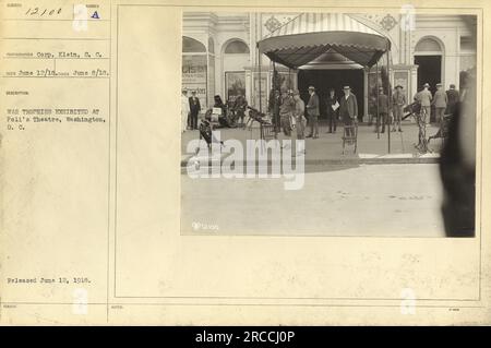 Photographie représentant une exposition de trophées de guerre au poli's Theatre à Washington, D.C., prise le 8 juin 1918. L'image a été publiée le 12 juin 1918. La photographie a été prise par Corp. Klein, S.C. et est catalogué sous le numéro de description 111-SC-12100. Banque D'Images