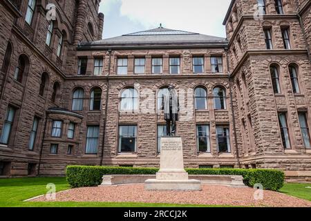 Statue extérieure de john macdonald devant l'édifice de l'Assemblée législative de l'Ontario Banque D'Images