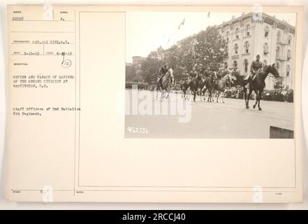 Image d'un défilé et d'une revue des Marines, deuxième division, à Washington, DC La photographie a été prise le 19 août par SG. Joe Hitz.S.C. Il montre les officiers d'état-major du 2e Bataillon, 6e Régiment. L'événement était une revue et un défilé des Marines de la deuxième Division. La photographie porte le numéro 62236 avec le symbole A. ROUGE. Banque D'Images