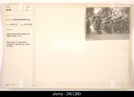 Photographie rapprochée d'un régiment composite de la première division passant le long de Penn. Avenue dans un défilé tenu à Washington, DC Cette photo a été prise le 17 septembre 1919, et le symbole de description est répertorié comme le défilé de première division à Washington, DC Banque D'Images