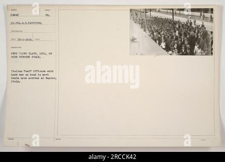 West point classe de 1921 personnes en tournée à travers l'Italie. Des officiers d'état-major italiens et un groupe étaient présents à la gare de Naples, en Italie, pour accueillir l'arrivée des étudiants de West point. Cette photographie a été prise le 1 décembre 1919 par le lieutenant-colonel G.R. Harrison. Banque D'Images