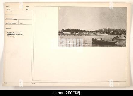 Une photographie prise en 1921 capture une vue de Petersburg, Alaska, avec Humber -64642 au premier plan. La photo a été prise par S.C. RECO et fait partie d'une série documentant les activités militaires américaines pendant la première Guerre mondiale. L'emplacement est décrit comme Pelmsburg, Alaska. L'image est en noir et blanc, capturant la beauté pittoresque de la région. Banque D'Images