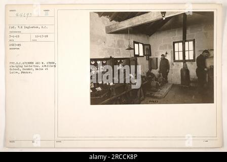 CPL. DROIT Ingleston a capturé une image du VP H.C. Griffen et W. Green chargent des batteries à l'École d'artillerie de Saumur, Maine et Loire, France. La photographie a été prise le 17 décembre 1918. Banque D'Images